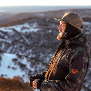 Mand på bjerg i skitøj fra xtm