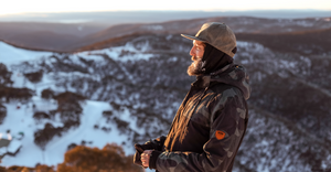 Mand på bjerg i skitøj fra xtm